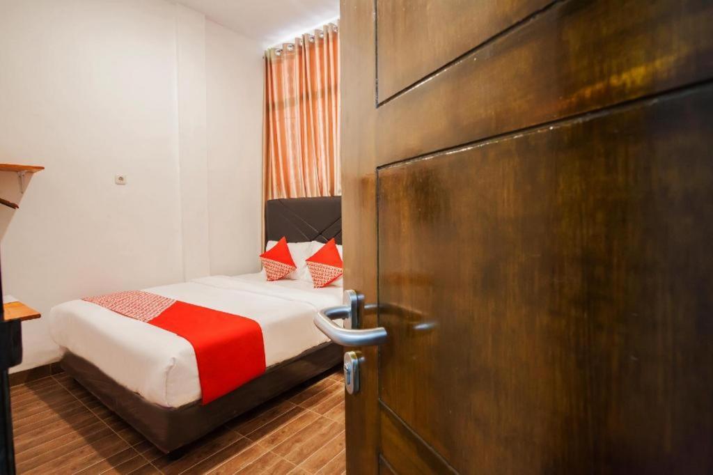 Oyo 2720 Sutomo Inn Медан Экстерьер фото