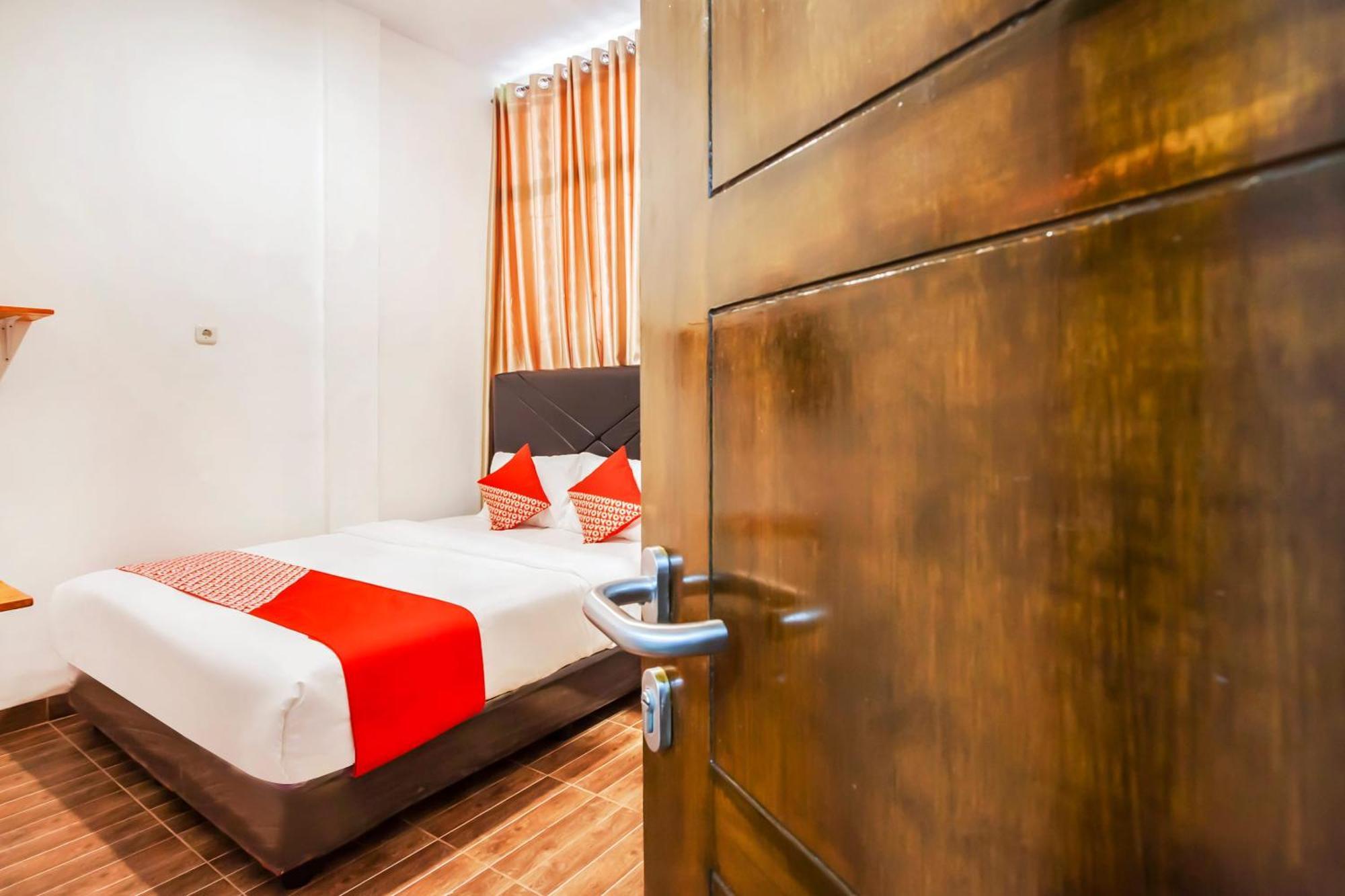 Oyo 2720 Sutomo Inn Медан Экстерьер фото